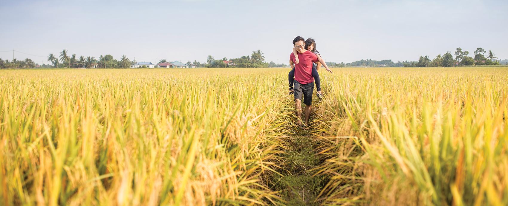 man_father_girl_child_walking_grass_fields_2102_1700w.jpg